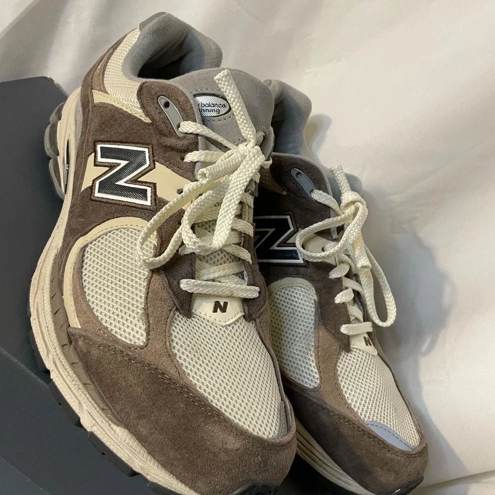 New Balance Cream and Brown Sneakers - Picture 1 of 6